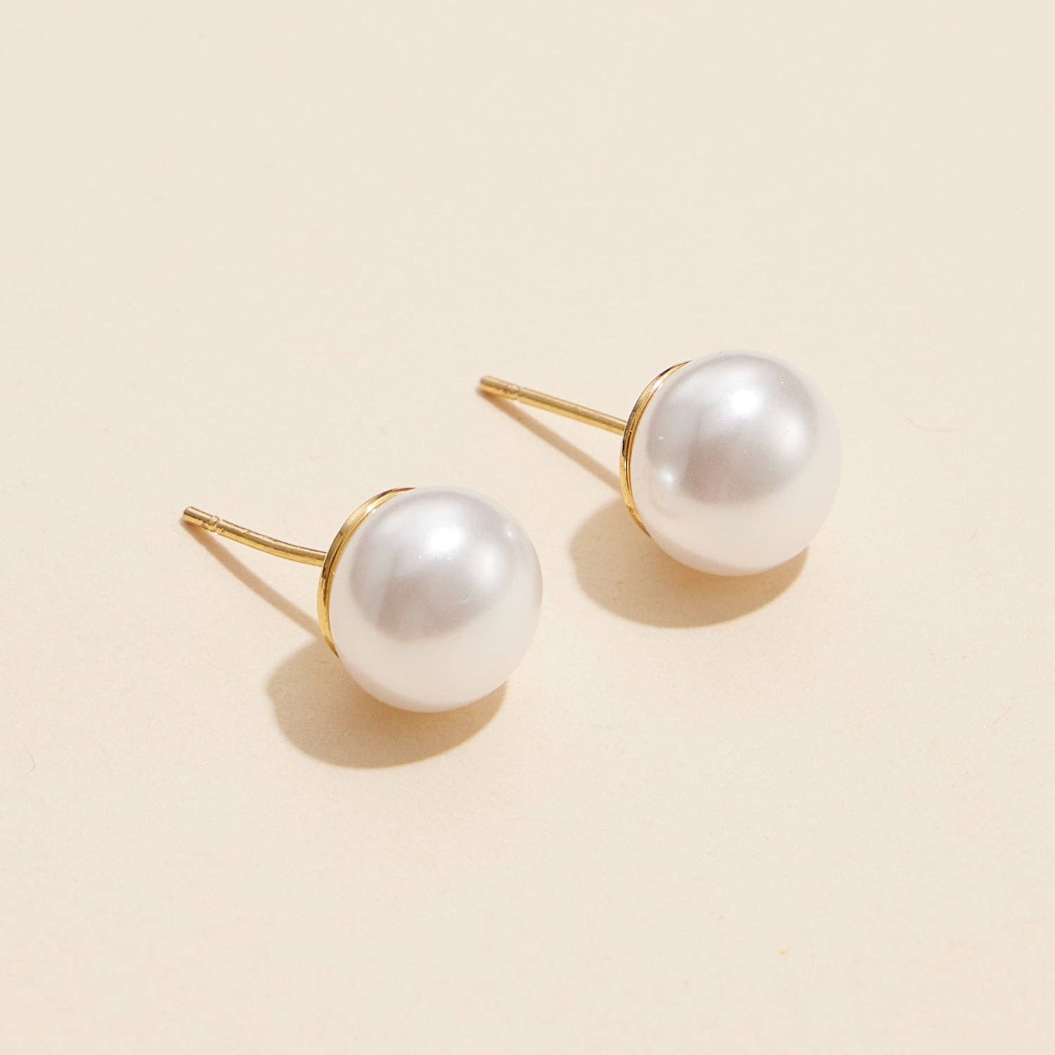 Helen - Pearl Stud Earrings